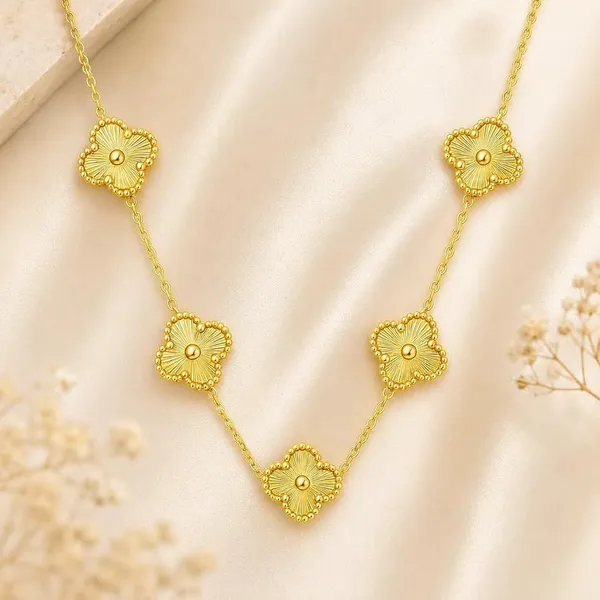 Gold_Clover_Motif_Pendant_Necklace_For_Women