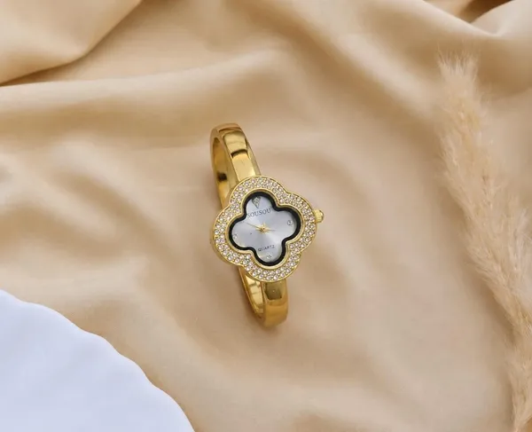 Gold_Tone_Clover_Dial_Bracelet_Watch_For_Women