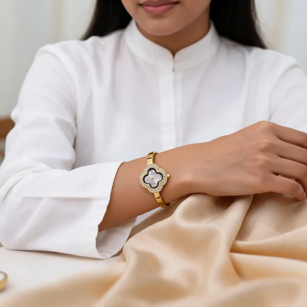 Gold_Tone_Clover_Dial_Bracelet_Watch_For_Women