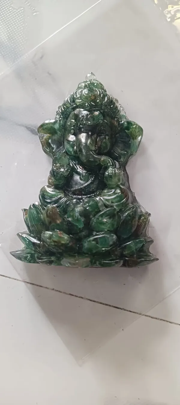 Green_Aventurine_Ganesha_Statue_on_a_Lotus_Seat