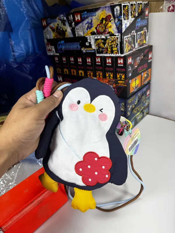 Animal-Shaped_Soft_Crossbody_Bag_Soft_Soft_Crossbody_Bag_with_Adjustable_Cord_Strap_Lightweight_Furry_Animal_Doll_Purse_for_Everyday_Outings,_Travel_Penguin