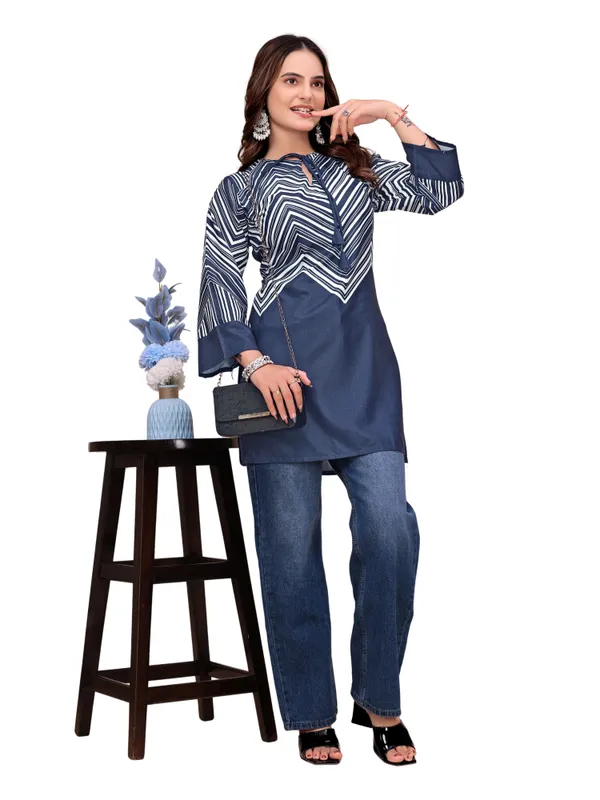 Cotton_Rayon_Chevron_Print_Short_Kurti_With_Tie_Up_Neck