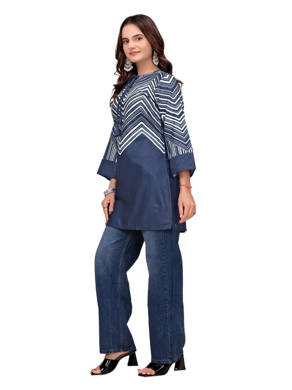 Cotton_Rayon_Chevron_Print_Short_Kurti_With_Tie_Up_Neck