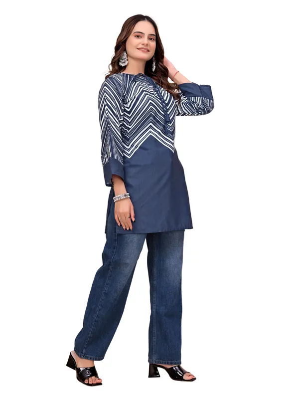 Cotton_Rayon_Chevron_Print_Short_Kurti_With_Tie_Up_Neck