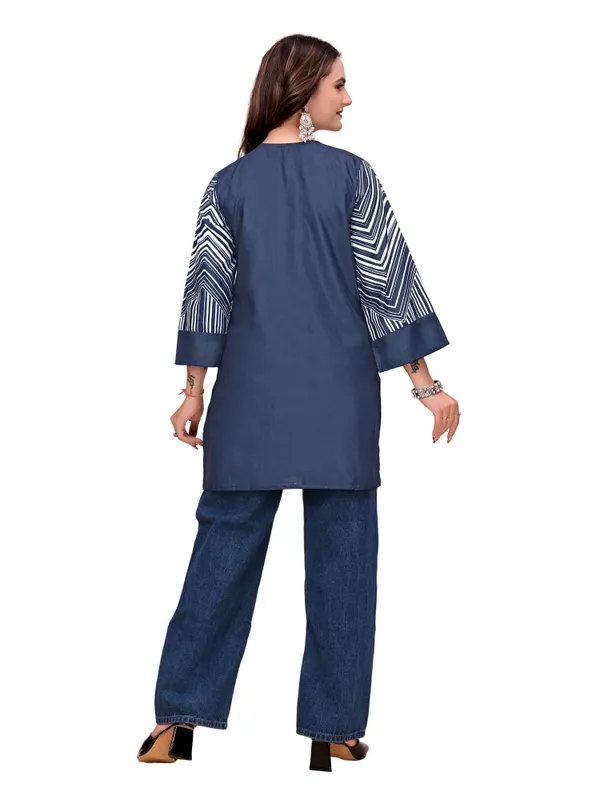 Cotton_Rayon_Chevron_Print_Short_Kurti_With_Tie_Up_Neck