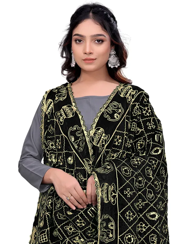 Art_Silk_Embroidered_Dupatta_With_Elephant_Kalash_Motifs_Black
