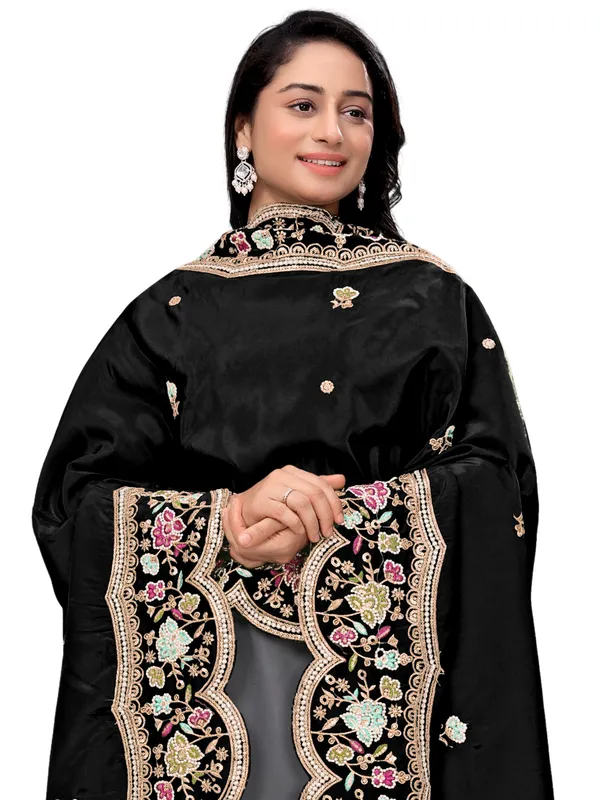 Embroidered_Art_Silk_Dupatta_With_Scalloped_Cutwork_Border_Black