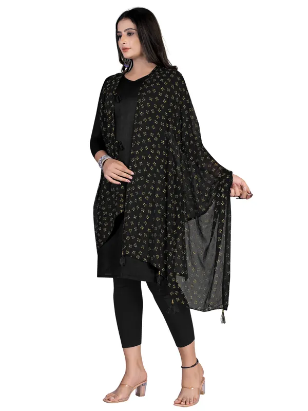 Chiffon_Dupatta_With_Golden_Foil_Print_Tassel_Latkans_Black