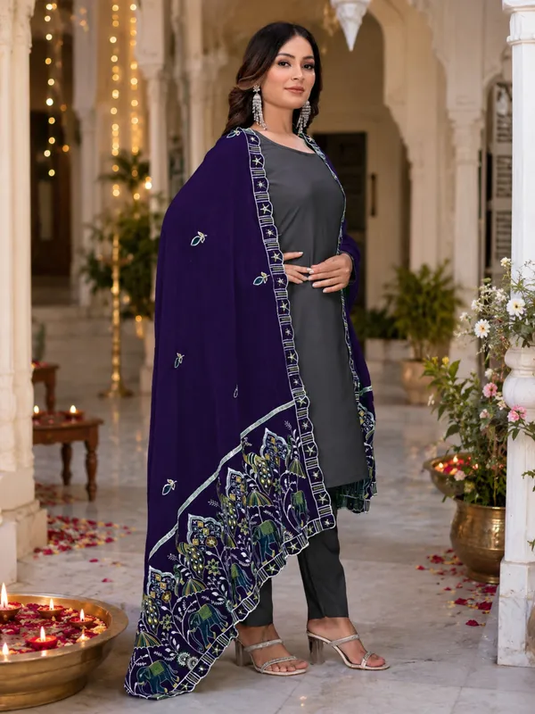Embroidered_Viscose_Dupatta_With_Elephant_Peacock_Pallu_Navy_Blue