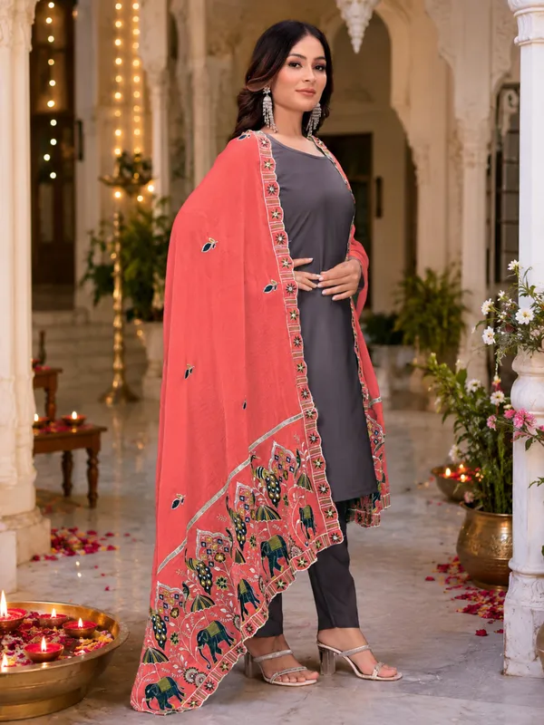 Embroidered_Viscose_Dupatta_With_Elephant_Peacock_Pallu_Peach