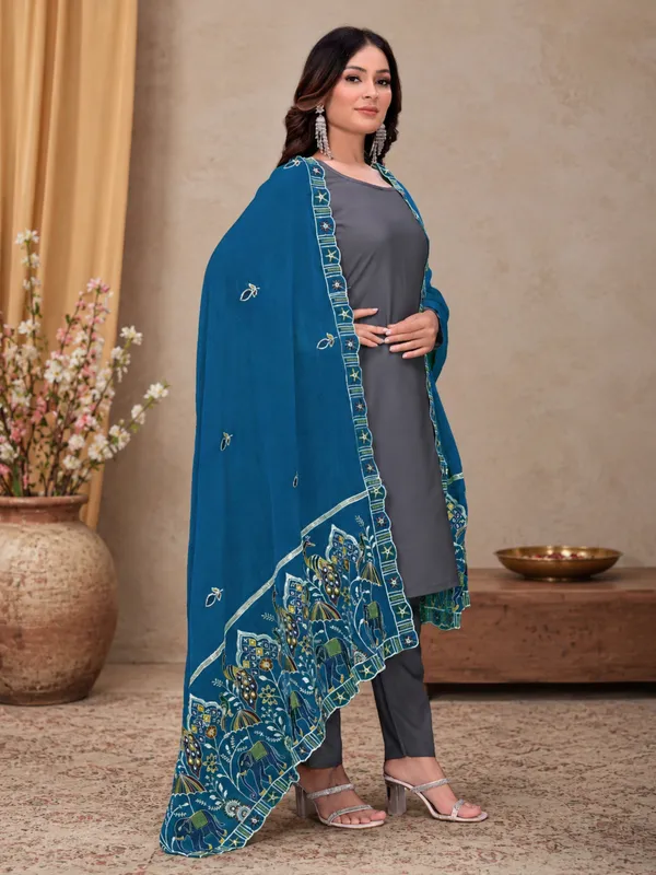 Embroidered_Viscose_Dupatta_With_Elephant_Peacock_Pallu_Kerosin_Blue