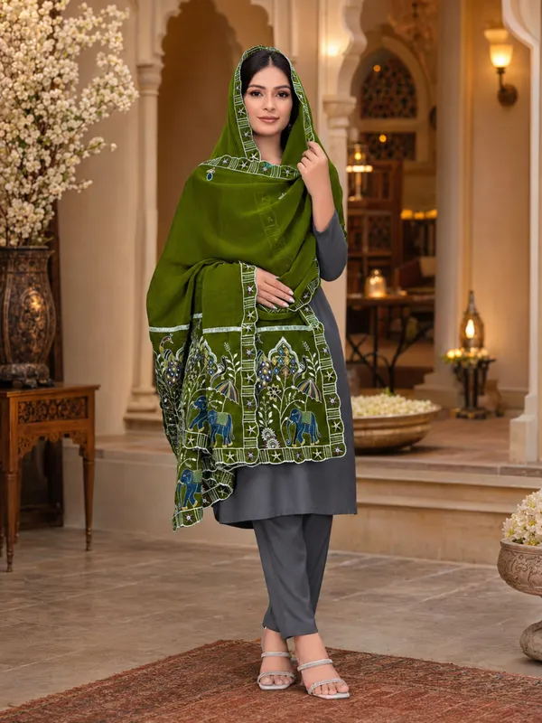 Embroidered_Viscose_Dupatta_With_Elephant_Peacock_Pallu_Mahendi_Green