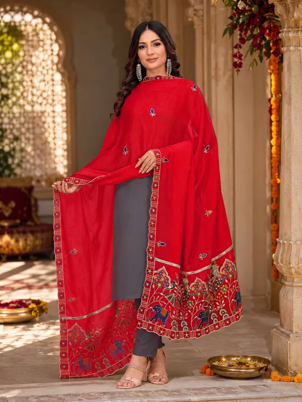 Embroidered_Viscose_Dupatta_With_Elephant_Peacock_Pallu_Red