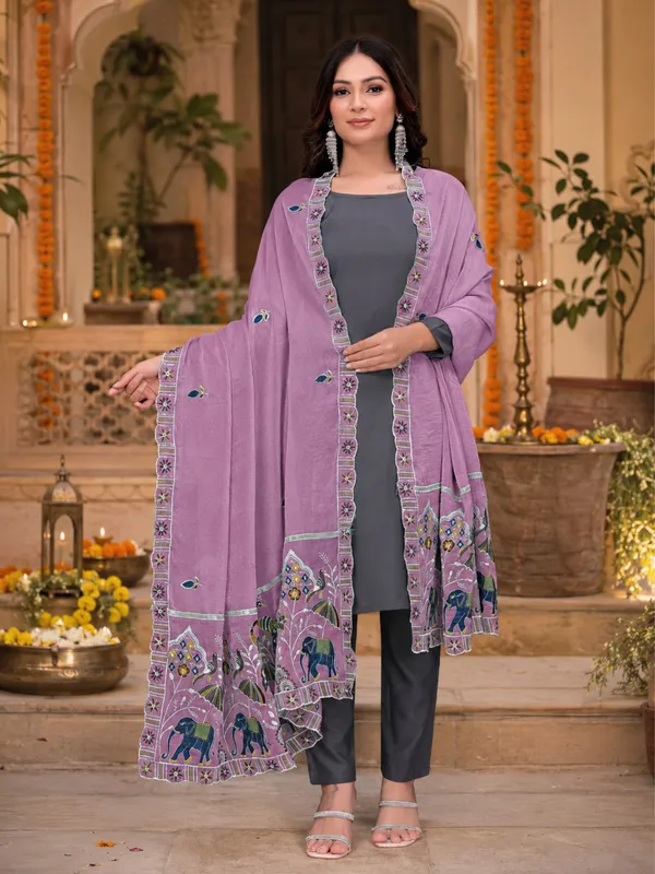Embroidered_Viscose_Dupatta_With_Elephant_Peacock_Pallu_Onion_Pink