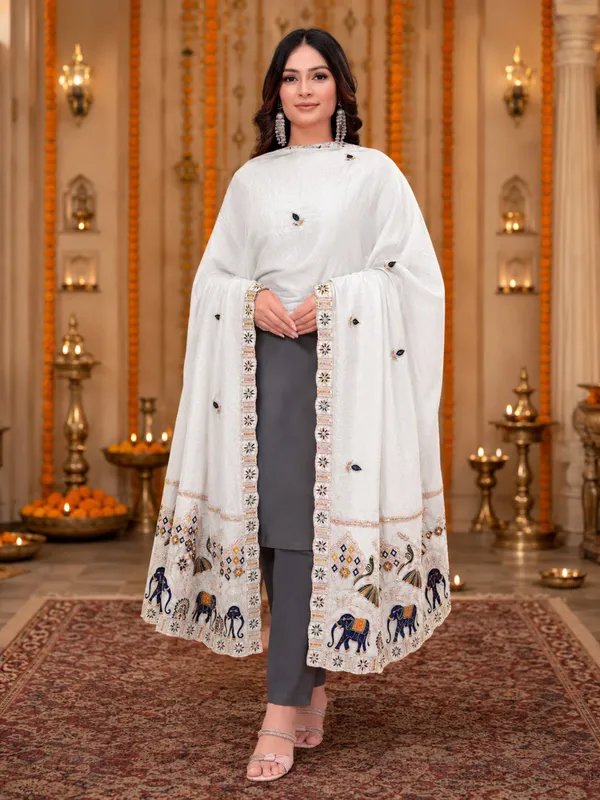 Embroidered_Viscose_Dupatta_With_Elephant_Peacock_Pallu_White