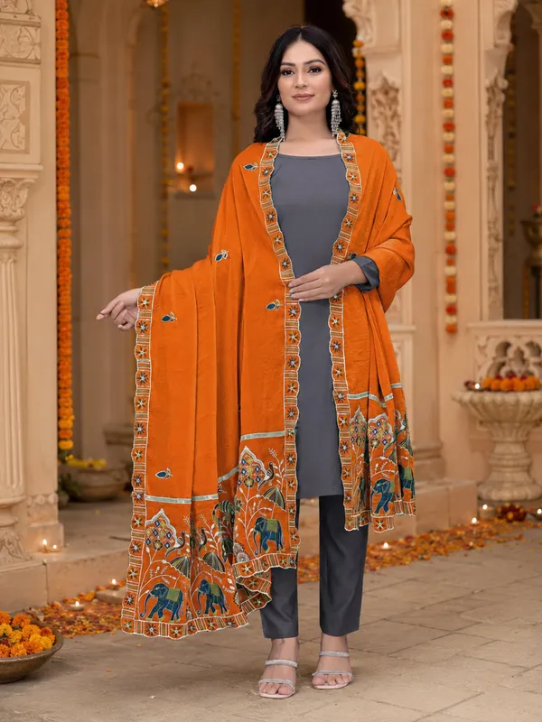 Embroidered_Viscose_Dupatta_With_Elephant_Peacock_Pallu_Rust