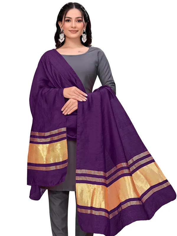 Lagdi_Patta_Dupatta_In_Silk_Blend_With_Golden_Zari_Border_Wine