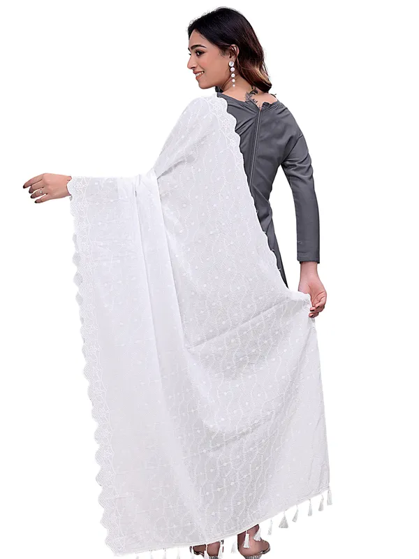 Cotton_Schiffli_Dupatta_With_Scalloped_Border_Tassels_White