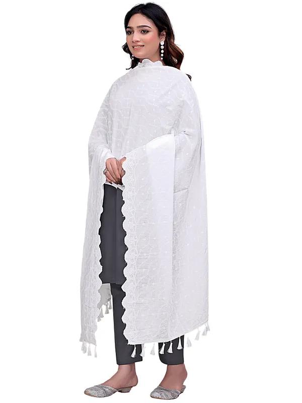 Cotton_Schiffli_Dupatta_With_Scalloped_Border_Tassels_White