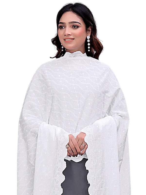 Cotton_Schiffli_Dupatta_With_Scalloped_Border_Tassels_White