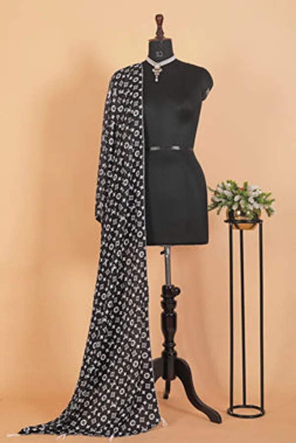 Crepe_Crush_Digital_Print_Stole_With_Tassels_Black2