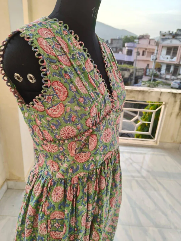 Bohemian_Floral_Cotton_Maxi_Dress:_Fancy_V-Neck,_Fit_&_Flare,_Summer_Casual_Wear