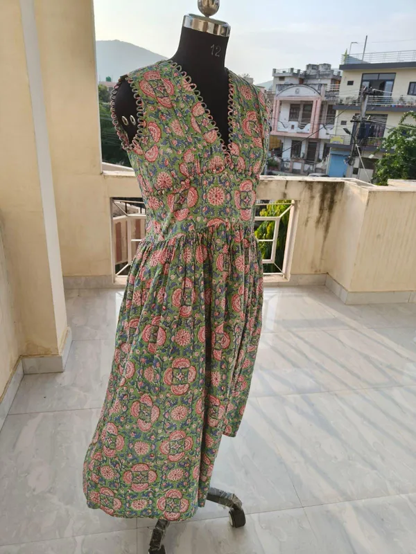 Bohemian_Floral_Cotton_Maxi_Dress:_Fancy_V-Neck,_Fit_&_Flare,_Summer_Casual_Wear