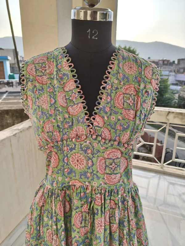 Bohemian_Floral_Cotton_Maxi_Dress:_Fancy_V-Neck,_Fit_&_Flare,_Summer_Casual_Wear