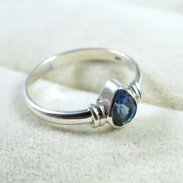 Silver_Tone_Oval_Blue_tanzanite_Stone_Ring