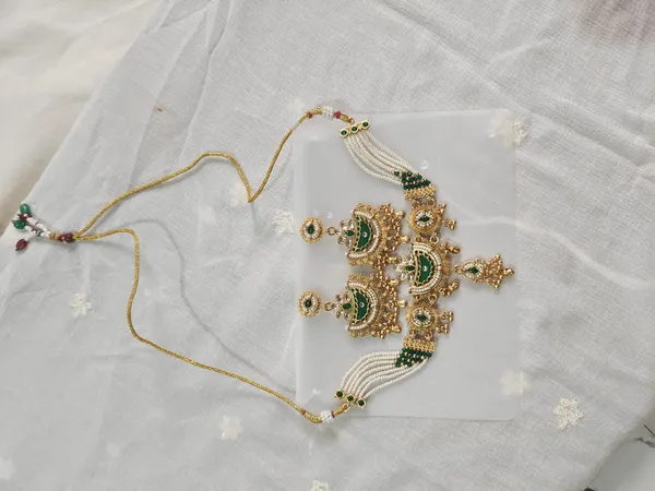 Gold_Tone_Green_Stone_Bridal_Jewellery_Set_for_Women