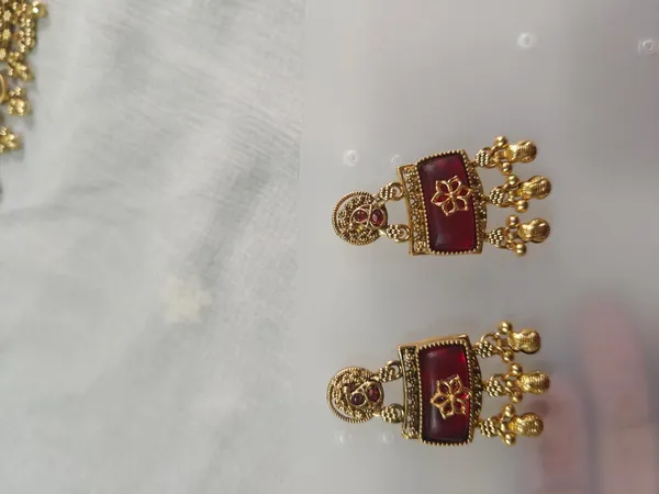 Gold_Tone_Maroon_Stone_Necklace_And_Earrings_Set