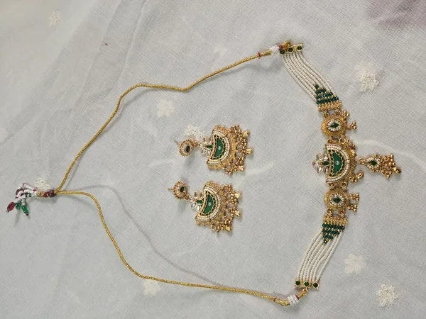 Gold_Tone_Green_Stone_Bridal_Jewellery_Set_for_Women