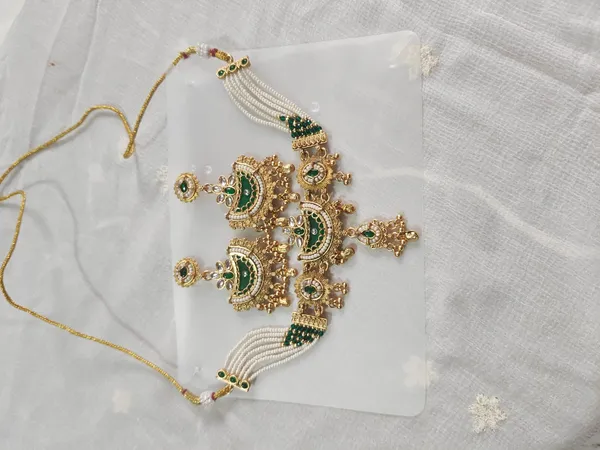 Gold_Tone_Green_Stone_Bridal_Jewellery_Set_for_Women