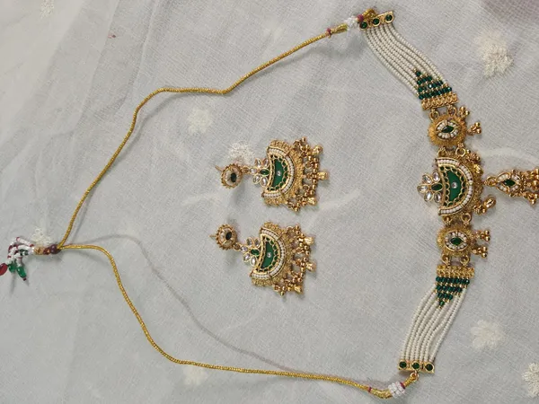 Gold_Tone_Green_Stone_Bridal_Jewellery_Set_for_Women