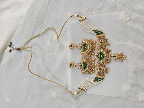 Gold_Tone_Green_Stone_Bridal_Jewellery_Set_for_Women