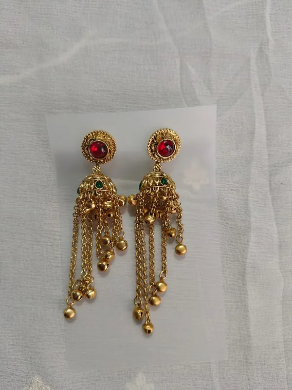 Gold-Toned_Red_Green_Stone_Jhumka_Earrings_for_Women