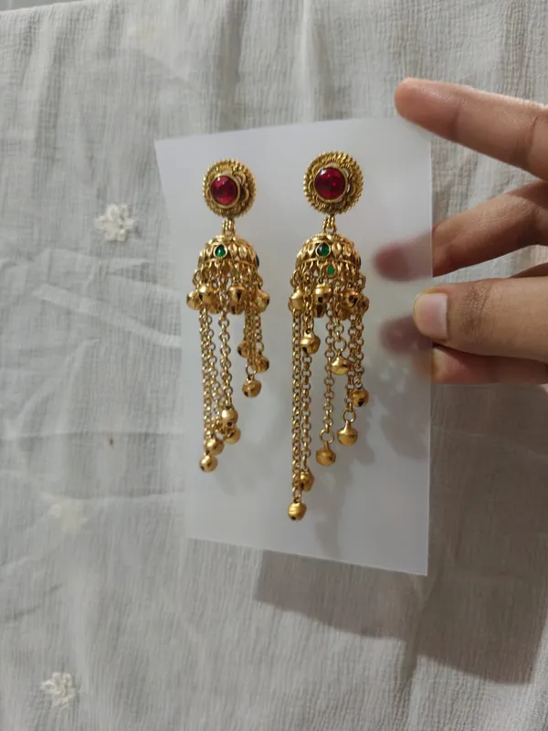 Gold-Toned_Red_Green_Stone_Jhumka_Earrings_for_Women