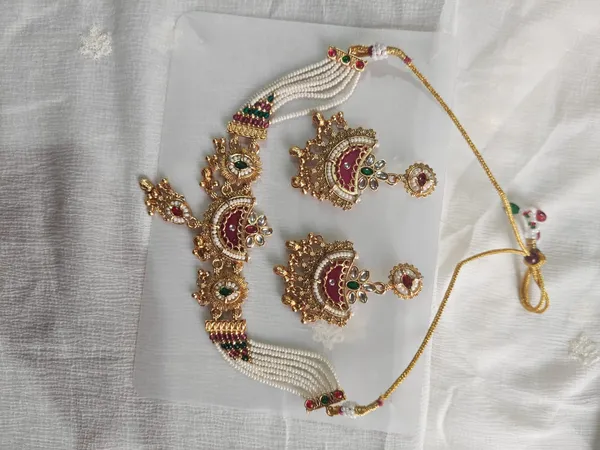 Gold_Tone_Kundan_Style_Jewellery_Set_With_Maang_Tikka_For_Women