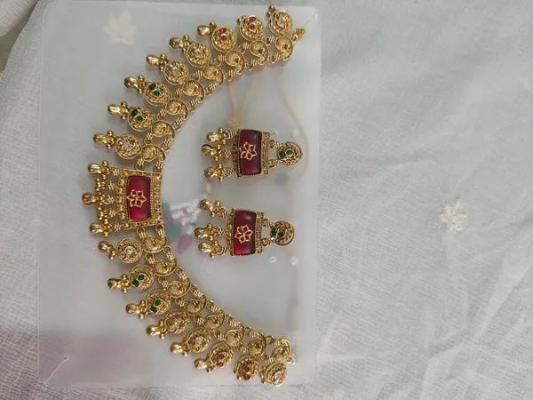 Gold-Tone_Maroon_Necklace_And_Earrings_Set_for_Women