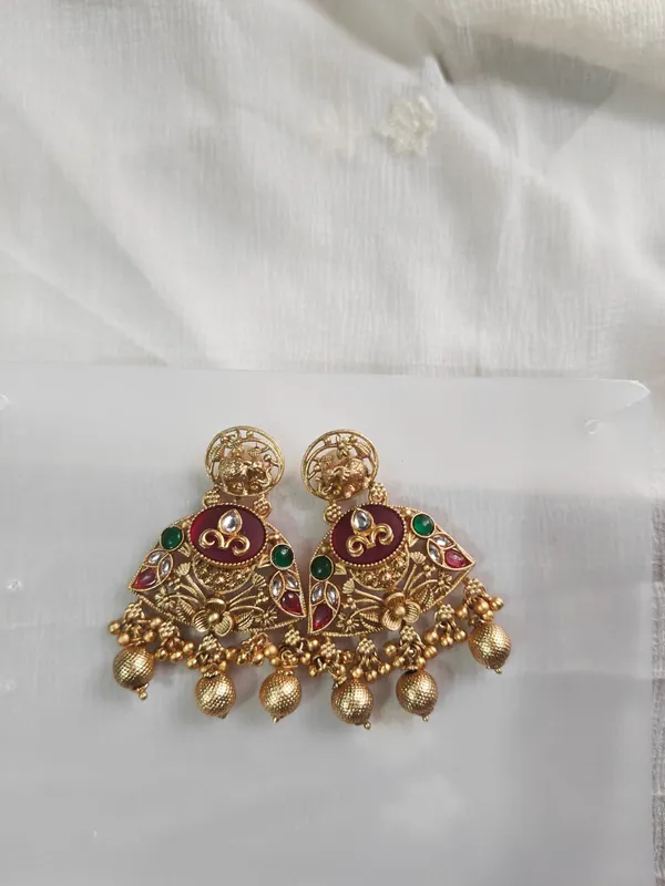 Gold_Tone_Stone_Studded_Necklace_And_Earrings_Set