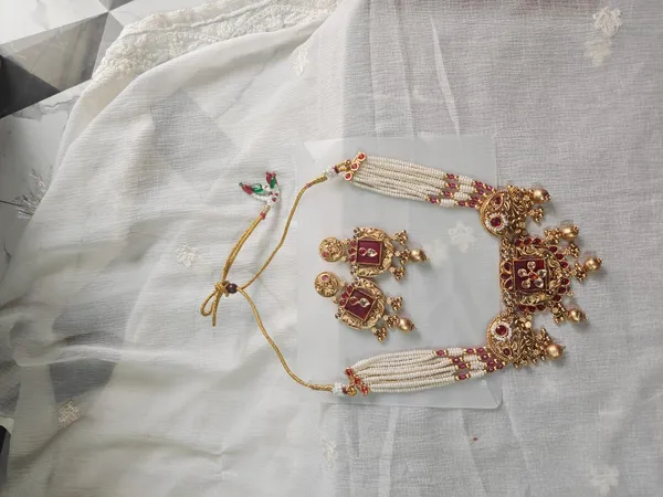 Gold_Tone_Kundan_Style_Necklace_Set_for_Women