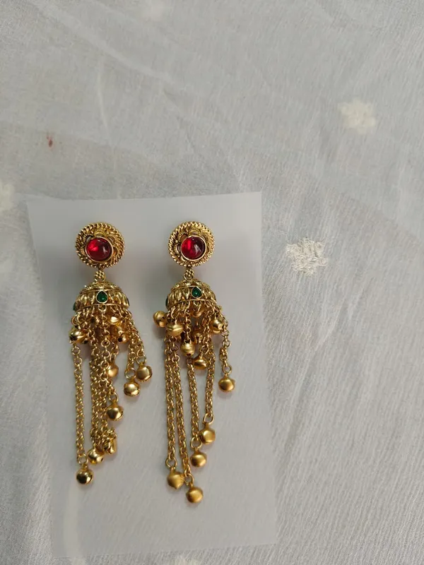 Gold-Toned_Red_Green_Stone_Jhumka_Earrings_for_Women