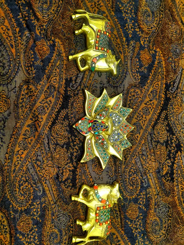 Brass-Finish_Traditional_Embellished_Bull_Figurine