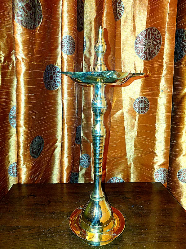 Brass_Traditional_Pair_Standing_Diyas