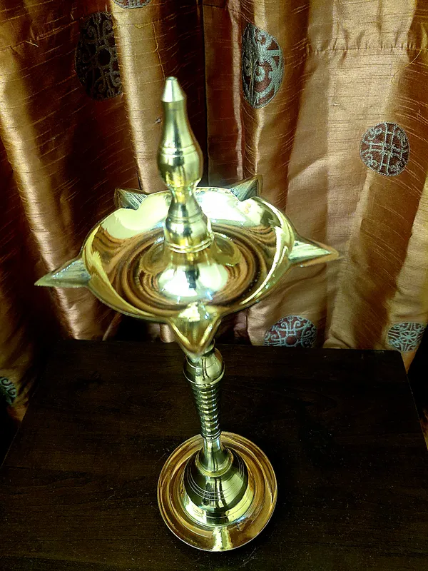 Brass_Traditional_Pair_Standing_Diyas