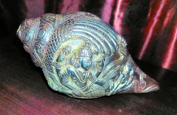 Metallic_Finish_Religious_Engraved_Conch_Shell