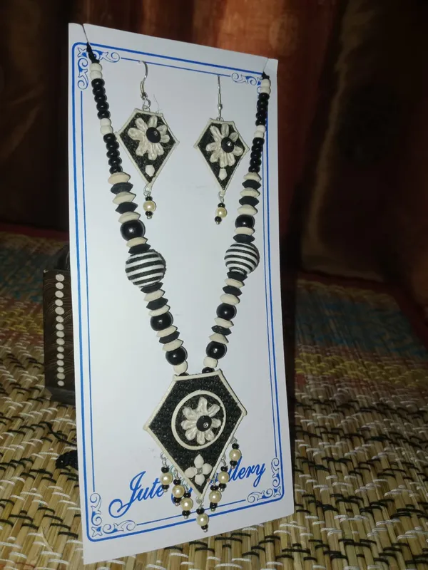 Black_And_White_Beaded_Necklace_And_Earrings_Set