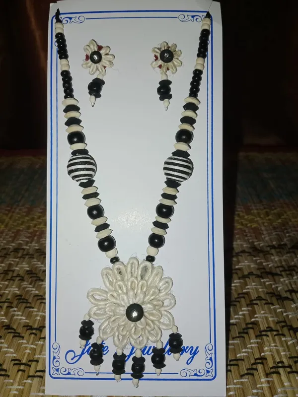 Black_And_White_Beaded_Floral_Necklace_And_Earrings_Set