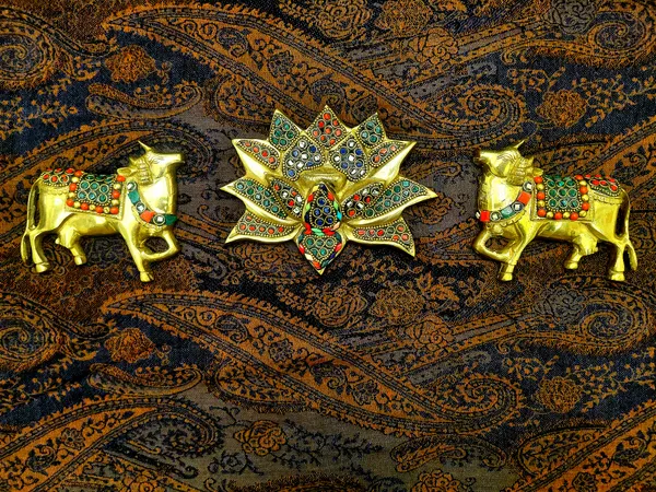Brass-Finish_Traditional_Embellished_Bull_Figurine
