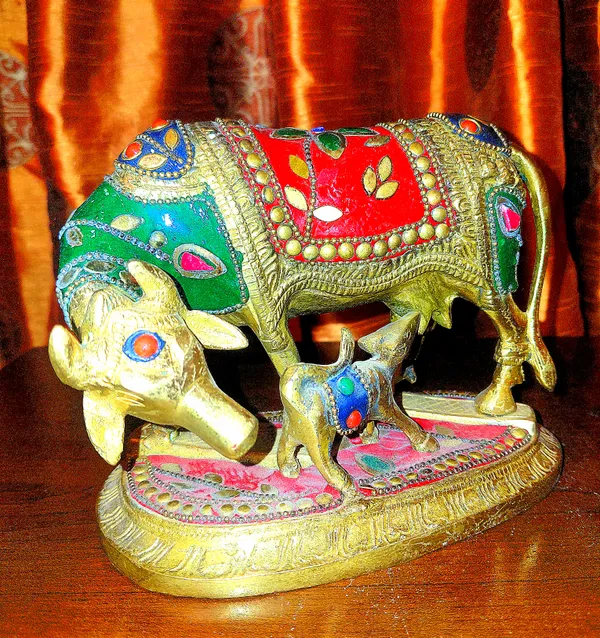 Metal_Traditional_Cow_And_Calf_Decorative_Figurine